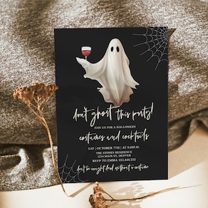 Może przedstawiać: Czarno-białe zaproszenie na imprezę Halloweenową z duchem trzymającym kieliszek wina. Tekst brzmi: "Don't ghost this party! Costumes and cocktails. Sob | 7 października | o 21:00. The Stones Residence 1234 Main St, Denver. RSVP do Emmy 333.444.555. Nie daj się złapać bez kostiumu."