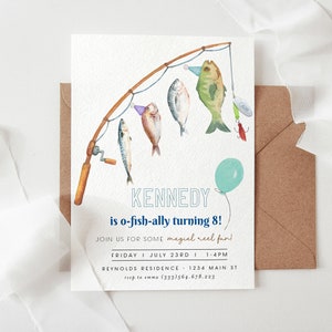 Puede incluir: Una invitaci&oacute;n de cumplea&ntilde;os con una ilustraci&oacute;n de acuarela de una ca&ntilde;a de pescar con cinco peces en la l&iacute;nea. Los peces llevan sombreros de fiesta. El texto de la invitaci&oacute;n dice: "KENNEDY cumple 8 a&ntilde;os! &iexcl;&Uacute;nete a nosotros para un momento m&aacute;gico de pesca! Viernes | 23 de julio | 14:00-17:00 Reynolds Residence - 1234 Main St. RSVP a emma (333)564.678.223"