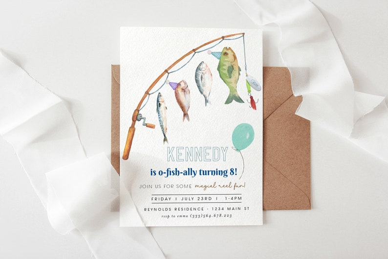 Puede incluir: Una invitaci&oacute;n de cumplea&ntilde;os con una ilustraci&oacute;n de acuarela de una ca&ntilde;a de pescar con cinco peces en la l&iacute;nea. Los peces llevan sombreros de fiesta. El texto de la invitaci&oacute;n dice: "KENNEDY cumple 8 a&ntilde;os! &iexcl;&Uacute;nete a nosotros para un momento m&aacute;gico de pesca! Viernes | 23 de julio | 14:00-17:00 Reynolds Residence - 1234 Main St. RSVP a emma (333)564.678.223"