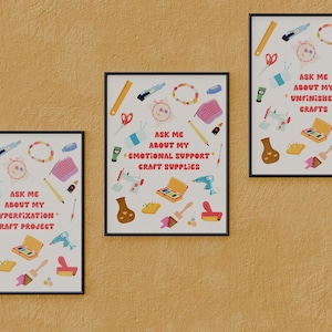Może przedstawiać: Trzy oprawione wydruki z białymi tłami i kolorowymi ilustracjami materiałów do rękodzieła. Tekst na wydrukach brzmi: "Zapytaj mnie o mój projekt rękodzieła, który jest moją hiperfiksacją", "Zapytaj mnie o moje materiały do rękodzieła, które są moim wsparciem emocjonalnym" i "Zapytaj mnie o moje niedokończone rękodzieła".