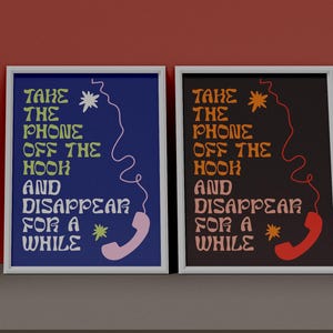 Puede incluir: Dos impresiones enmarcadas con el texto "Take the phone off the hook and disappear for a while" en una fuente retro. La impresión de la izquierda tiene un fondo azul con un teléfono rosa, mientras que la impresión de la derecha tiene un fondo negro con un teléfono rojo.