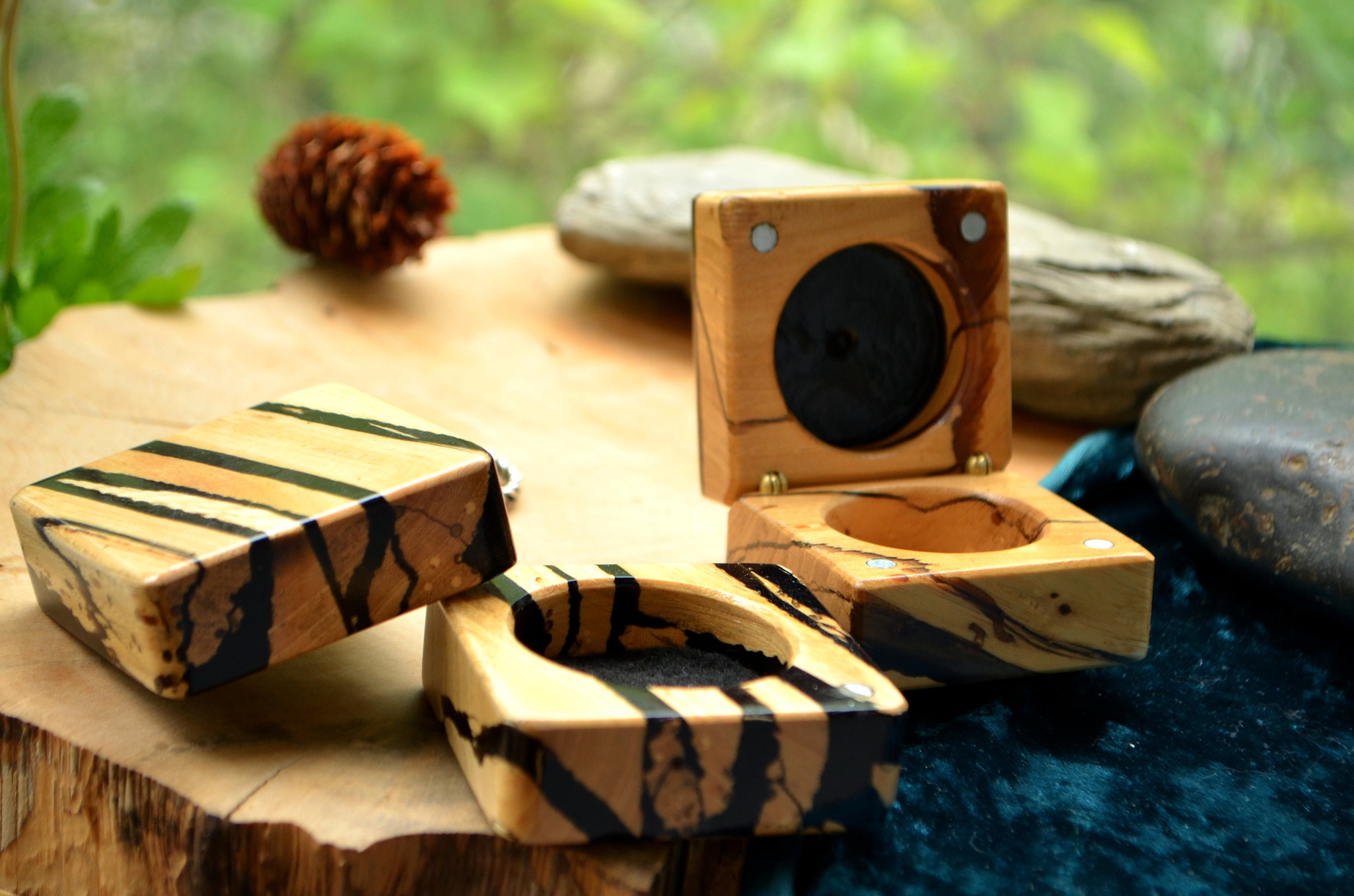 Zwart-wit houten voorstel ringhouder, ongebruikelijke kleine vierkante doos, Woodland Engagement Ring Bearer Box, iepenboom met zwarte epoxy