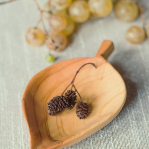 Canadian Maple leaf wooden plate, Viking style wedding handcarved bowl for rings, Loft bedroom Decorative trinkets holder, Rustic Wedding leaf beige