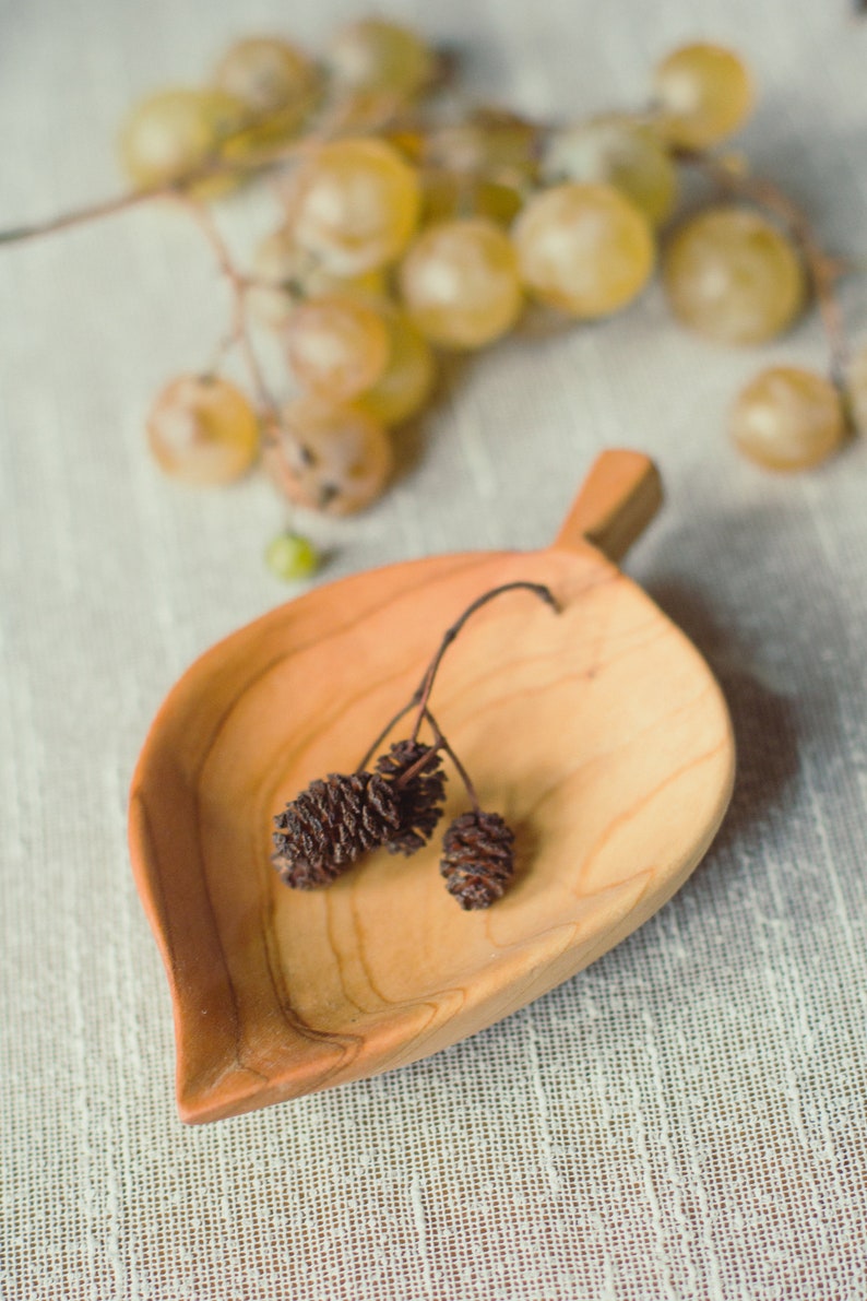 Canadian Maple leaf wooden plate, Viking style wedding handcarved bowl for rings, Loft bedroom Decorative trinkets holder, Rustic Wedding leaf beige