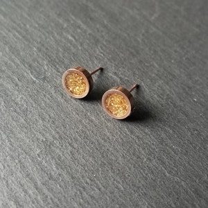 Gold Glitter Ohrstecker, Gold auf Rose Gold, Ohrringe, Accessoires, Schmuck, Geschenk, minimalistisch, funkeln, klein, klein, Kreis, zierlich