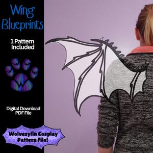 Pode incluir: Um padrão de download digital para fazer um par de asas de dragão brancas. O padrão é mostrado em um fundo roxo com um gráfico de pegada de pata e o texto "Wing Blueprints", "1 Pattern Included", "Digital Download PDF File", e "Wolvesylin Cosplay Pattern File!"