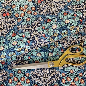Tessuto di tulipani di Granada di William Morris, in blu navy e rosso, tagliato su misura e venduto al mezzo metro