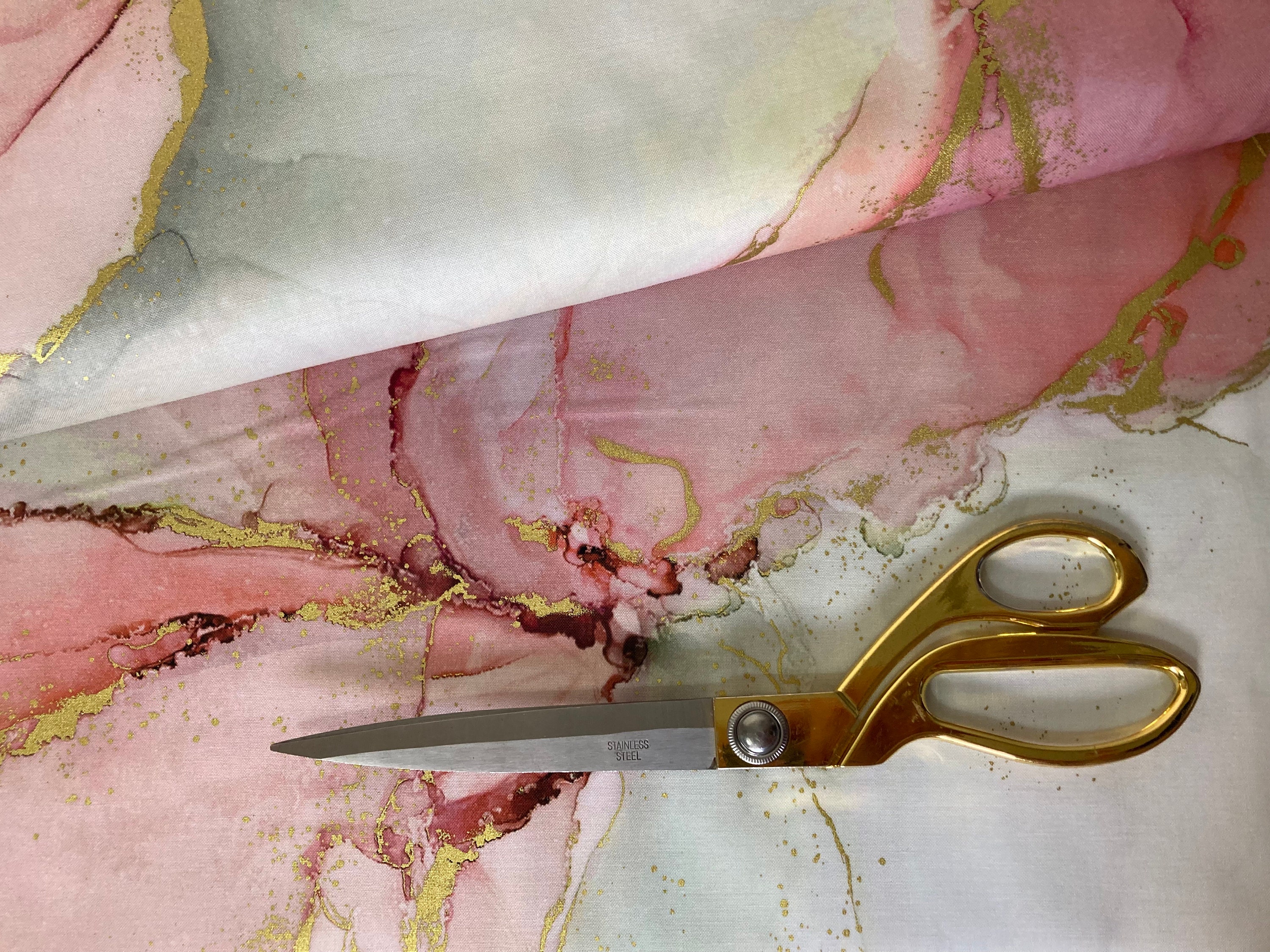 Rosa/Grau marmoriert & gold farbener Stoff, rosa silber marmoriert, Quilting Panel 75 cm x 110 cm