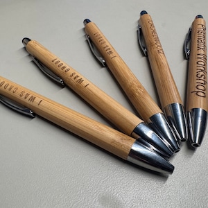 Gepersonaliseerde lasergegraveerde bamboe-inktpennen: een vleugje elegantie voor je schrijven!