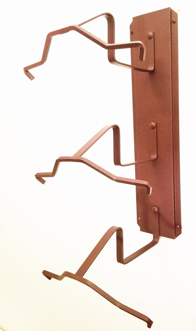 Peut inclure: Un porte-chapeau mural en m&eacute;tal de couleur rouille avec trois crochets. Le porte-chapeau est con&ccedil;u pour tenir des chapeaux, des casquettes ou d'autres couvre-chefs.