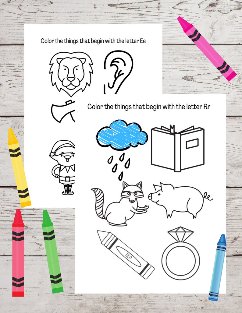 Op de afbeelding: Een zwart-witte printbare werkblaadje met instructies om de dingen te kleuren die beginnen met de letters E en R. De werkblaadje bevat afbeeldingen van een leeuw, een oor, een bijl, een elf, een wolk, een boek, regendruppels, een wasbeer, een varken, een kleurpotlood en een ring.