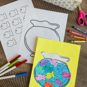 Op de afbeelding: Een knutselproject voor kinderen om een ​​viskom te maken met kleurrijke vissen. Het project bevat een blanco viskomsjabloon, een gele viskom met kleurrijke vissen en kleurpotloden of stiften.