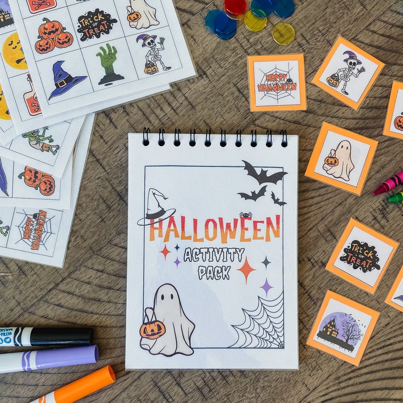 Pu&ograve; includere: Un pacchetto di attivit&agrave; di Halloween con una copertina colorata che presenta un fantasma, una ragnatela e il testo "Halloween Activity Pack". Il pacchetto include una variet&agrave; di attivit&agrave;, come pagine da colorare, parole crociate e labirinti.