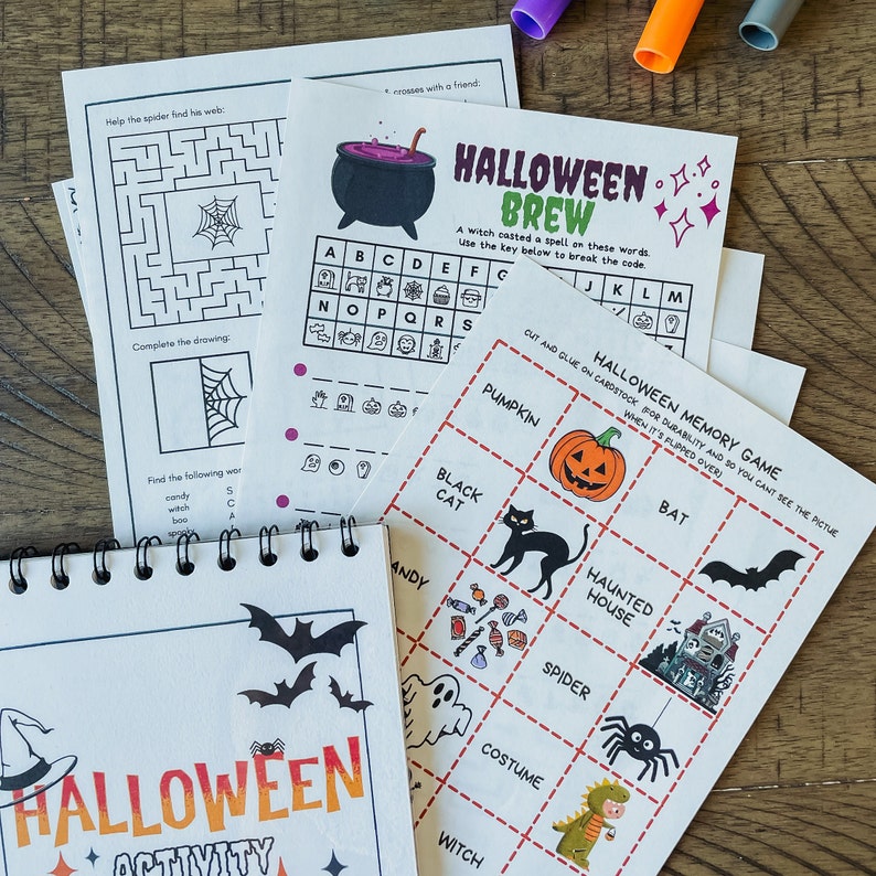 Pu&ograve; includere: Un set di fogli di attivit&agrave; stampabili a tema Halloween, tra cui un labirinto, un cruciverba, un gioco di memoria e una pagina da colorare. I fogli presentano immagini di zucche, pipistrelli, ragni e altre icone di Halloween.