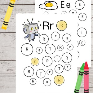 Op de afbeelding: Een zwart-witte illustratie van een robot die een letter R vasthoudt. De afbeelding is omringd door cirkels met de letters R, r, s en T. Er zijn drie gele cirkels met de letter R erin.