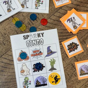 Pu&ograve; includere: Un gioco di bingo di Halloween con una variet&agrave; di immagini a tema Halloween, tra cui fantasmi, zucche, pipistrelli e streghe. Il tabellone di gioco &egrave; stampato su carta bianca con testo e immagini nere. Il gioco &egrave; progettato per bambini e adulti.