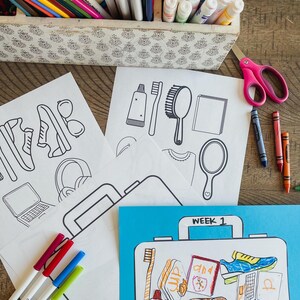 Op de afbeelding: Een set printbare kleurplaten met een koffer, toiletartikelen en andere essenti&euml;le reisbenodigdheden. De pagina's zijn ontworpen voor kinderen en bevatten de tekst "Week 1".