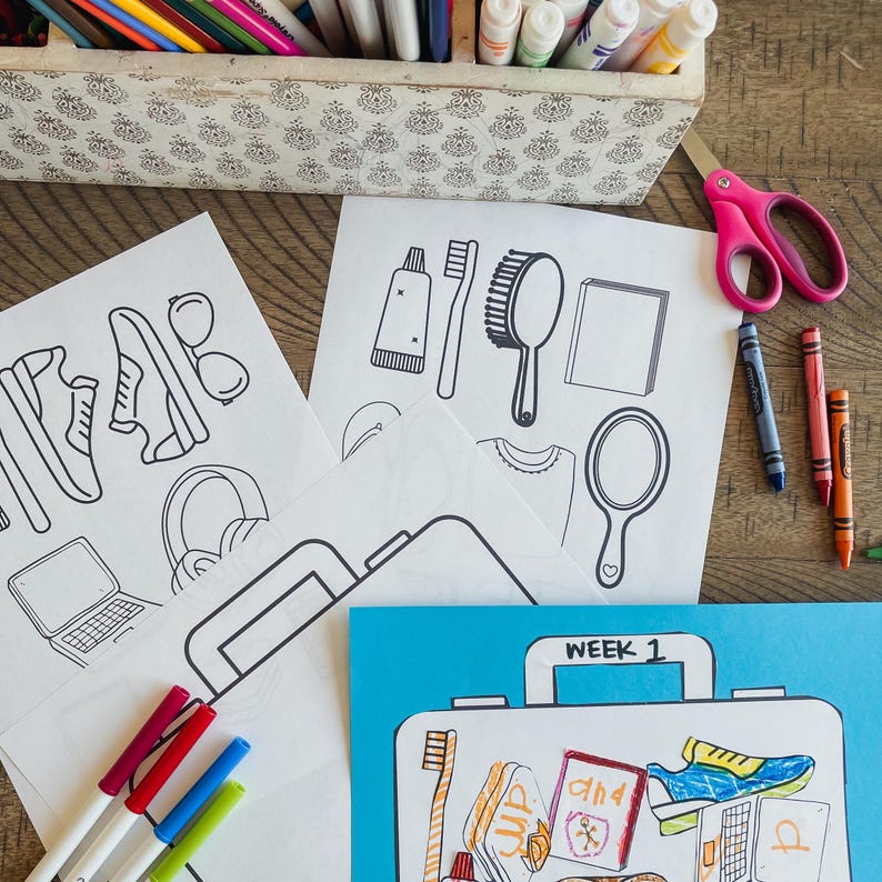 Op de afbeelding: Een set printbare kleurplaten met een koffer, toiletartikelen en andere essenti&euml;le reisbenodigdheden. De pagina's zijn ontworpen voor kinderen en bevatten de tekst "Week 1".