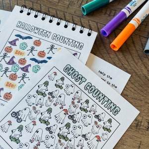Pu&ograve; includere: Due fogli di attivit&agrave; di conteggio di Halloween stampabili. Il primo foglio presenta fantasmi su skateboard e il secondo foglio presenta icone di Halloween come zucche, pipistrelli e scheletri. Il testo sui fogli dice "Ghost Counting" e "Halloween Counting".