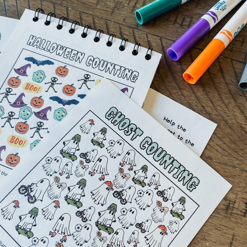 Pu&ograve; includere: Due fogli di attivit&agrave; di conteggio di Halloween stampabili. Il primo foglio presenta fantasmi su skateboard e il secondo foglio presenta icone di Halloween come zucche, pipistrelli e scheletri. Il testo sui fogli dice "Ghost Counting" e "Halloween Counting".