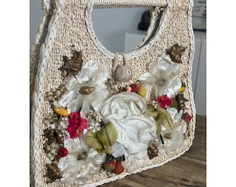 Bolsa de palha vintage fabricada no Japão com detalhes florais em dourado e conchas.