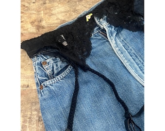 Liga vintage de encaje negro con roseta rosa coqueta