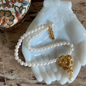 Vintage Avon Victorian Style Pearl Necklace Floral Pendant Hook Closure