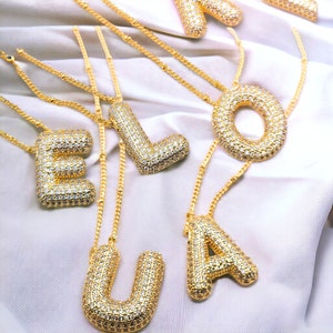 Collar con letra de globo dorada en 3D, colgante inicial con pavé de burbujas, collar personalizado con pavé de burbujas