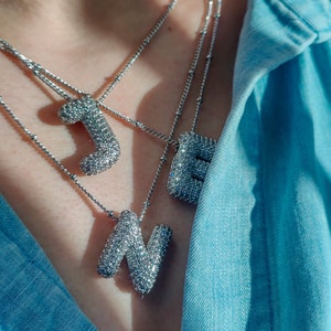 Colgante de burbuja pavimentada, collar con inicial de diamante, circonita 5A de gama alta, hecho a mano, chapado en oro de 18 quilates o plata de alta gama