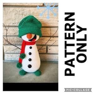 Peut inclure: Un bonhomme de neige crocheté à la main, avec un chapeau vert, une écharpe rouge et des boutons noirs. Le bonhomme de neige a un nez orange et une bouche souriante. Le texte "PATTERN ONLY" est affiché. Décoration de vacances d'hiver.