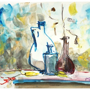 Puede incluir: Una pintura de acuarela de un bodegón con tres botellas. Las botellas son una jarra de cerámica blanca, una botella de vidrio transparente con una tapa azul y una botella de vidrio marrón. Las botellas están dispuestas sobre una mesa con un fondo amarillo y rosa.