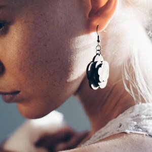 Pendientes de madera • ENVIO GRATUITO • Flores 3D • Joyería de madera • Pendientes de flores gota • Pendientes de madera perfectos