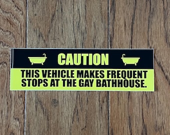 ATTENZIONE! Questa macchina si ferma spesso all'adesivo del paraurti del bagno pubblico gay