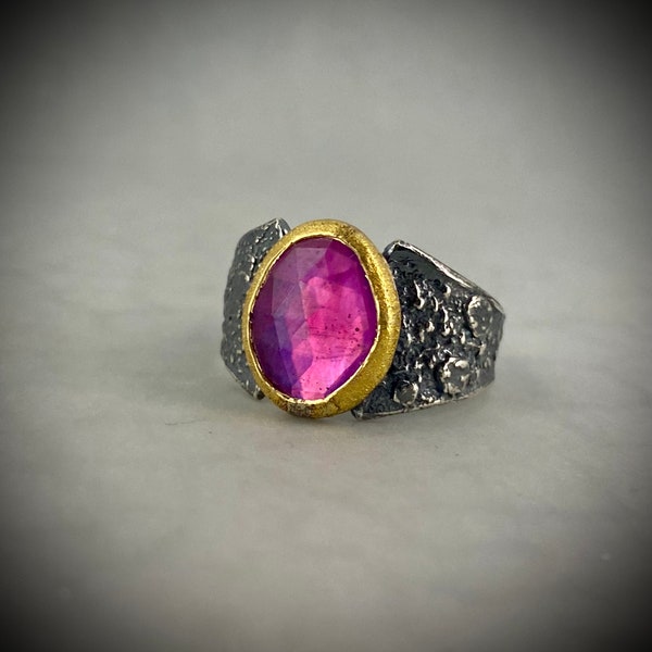 Pink sapphire ring, sterling silver and 22kt gold. TaiVautierJewelry Tai Vautier Jewelry