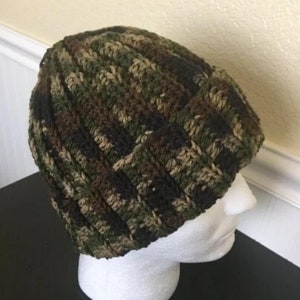 Gorro Camo: gorro grueso tejido a crochet con un elegante estampado de camuflaje.