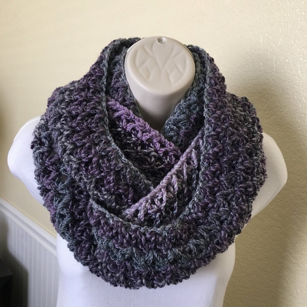 Infinity Scarf,Crochet Scarf,Women Infinity Scarf,Fashion Scarf,Handmade,Warm Soft,Gift,Acrylic yarn but feel like Wool,Chunky winter scarf