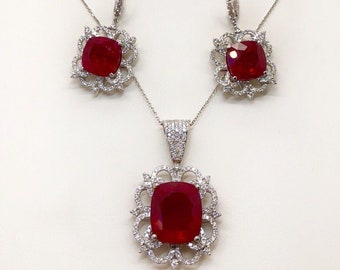 Conjunto de collar, pendientes y anillo de oro blanco macizo de 18 k con diamantes y rubíes.
