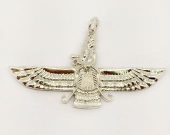 Peut inclure: Pendentif en argent représentant un disque solaire ailé, symbole de la Mésopotamie antique. Le pendentif est orné de sculptures complexes et d'un disque solaire central.
