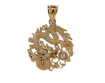Pingente masculino com dragão em ouro amarelo maciço 14K e diamante natural (0,87").
