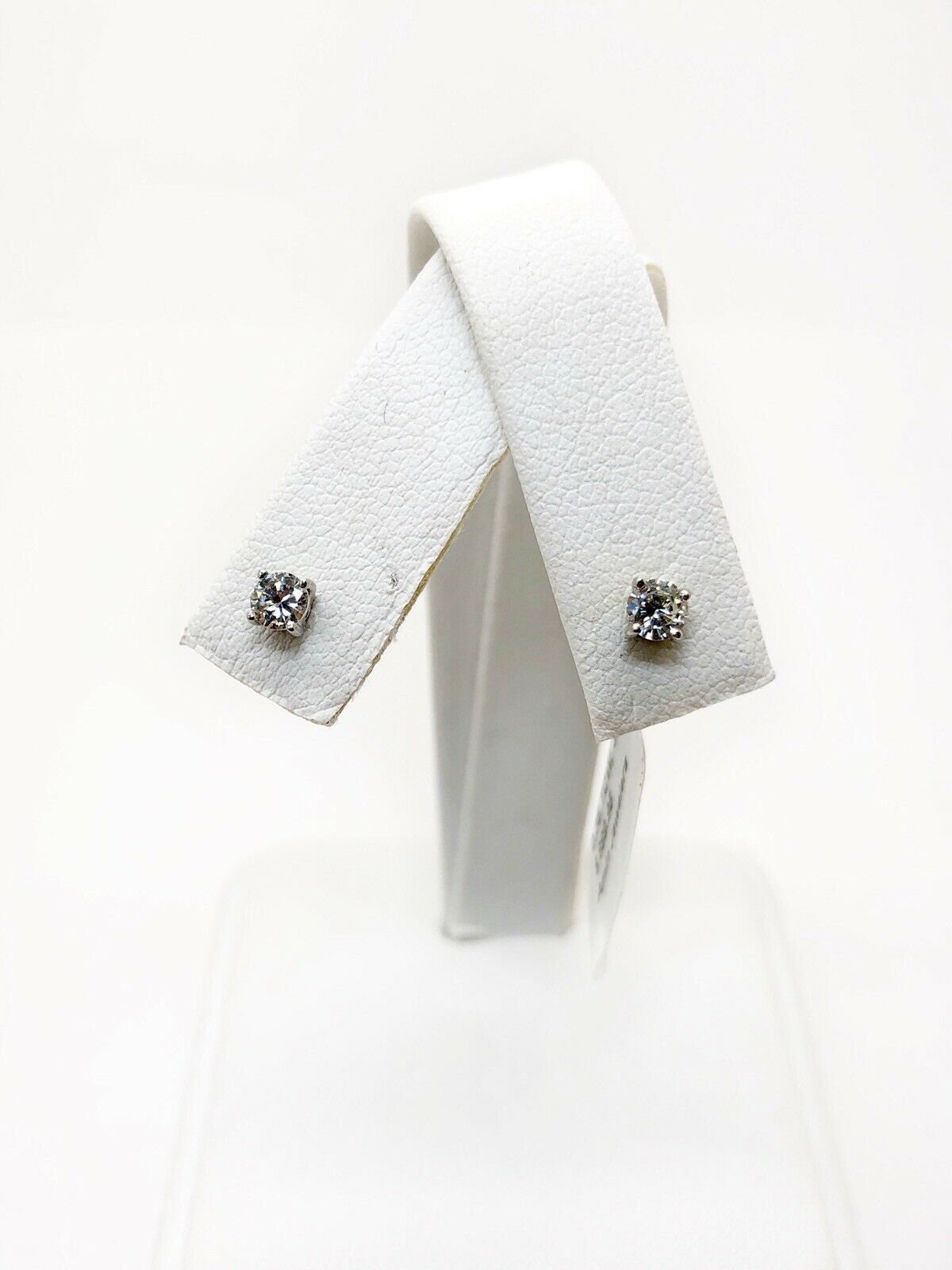 1/2 CT. T.W. Diamond Solitaire Stud Earrings In 10K White Gold (J/I3 - Foto 4