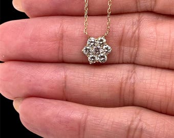 Collar con colgante y cadena de racimo de flores de diamantes naturales en oro amarillo de 14 k