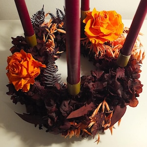 Advent wreath made of hydrangeas, ferns and roses