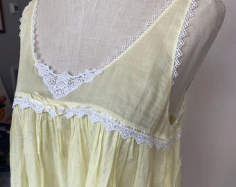 Suknia vintage z woalu szwajcarskiego w kolorze jasnożółtym, rozmiar S #452