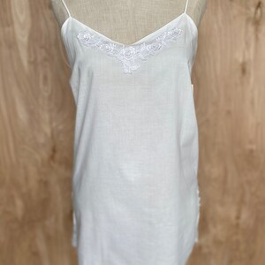 K&ouml;nnte beinhalten: Wei&szlig;es Baumwoll-Schlafkleid mit zarter Blumenstickerei am Ausschnitt.