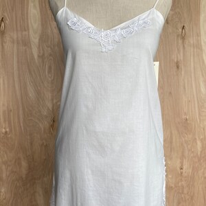 K&ouml;nnte beinhalten: Wei&szlig;es Baumwoll-Schlafkleid mit zarter Spitzenborte am Ausschnitt und Saum.