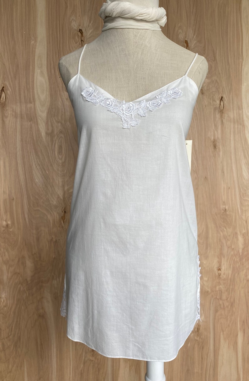 K&ouml;nnte beinhalten: Wei&szlig;es Baumwoll-Schlafkleid mit zarter Spitzenborte am Ausschnitt und Saum.