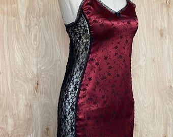Camicia in jacquard elasticizzato color vino con rifiniture nere, taglia P/S #439. 440