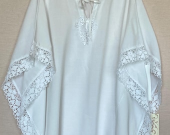 Kaftan dla malucha wykonany w 100% z wiskozy z aplikacją w kolorze białym, jeden rozmiar