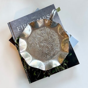 Vintage Hammercraft Hand Hammered Aluminum Small Round Tray with Handle