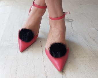 BLACK Mink FUR pompom clips, een paar nertsen pompons geschikt om ze in schoenen, overhemden en meer te bevestigen.